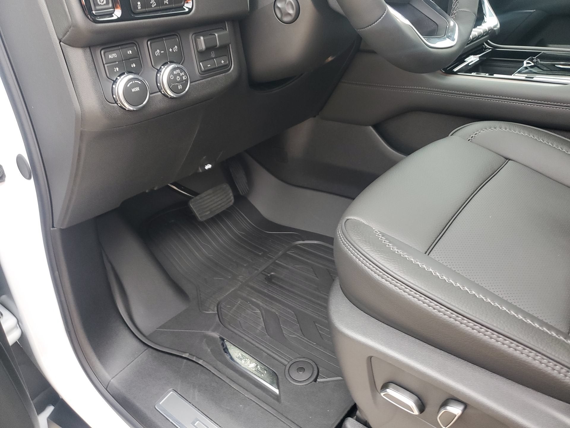 2026 GMC Yukon Denali - Photo 26
