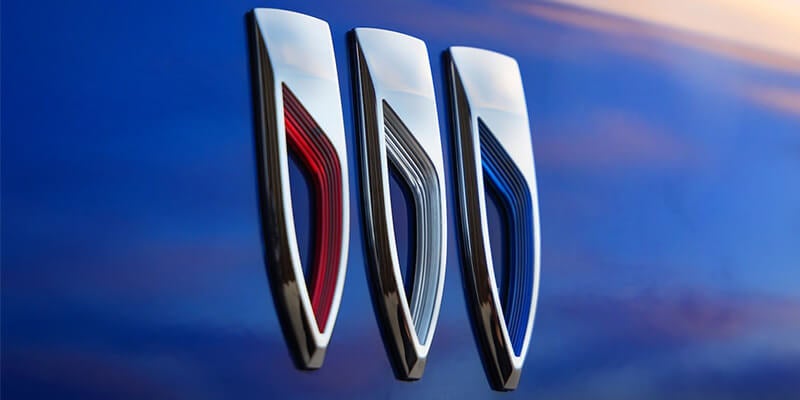 The Buick emblem on the 2025 Buick Envision in Quincy, IL